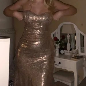 Balklänning - Säljer nu denna balklänning som endast är använd på denna fotografering💕strl S/M