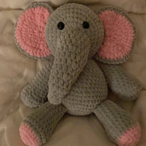 Supersöt handvirkad elefant  - 49kr av den här elefanten går till Cancerfonden 