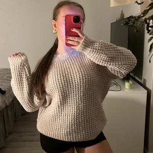 Ljusrosa stickad tröja  - använd flertal gånger men fortfarande  fint skick 