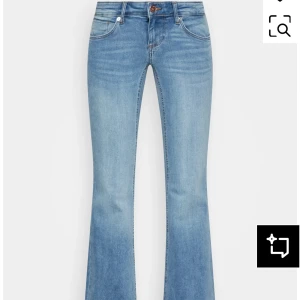 Lågmidjade jeans - Säljer ett par jättefina lågmidjade jeans från ONLY! Jeansen är använda men jag skulle ändå säga att det är i bra skick💕 Storleken är w32L34