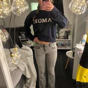 Mörkblå croppad tröja med AMOR-tryck - Säljer en mörkblå croppad tröja med vit AMOR-text fram✌🏾 En marinblå väldigt fin och bra skicka. Väldigt skön att ha på sig. Passar någon men stil. Inköpt för 1 år sedan, vilket betyder att den inte finns kvar i butik. Matchar med allt. Byxorna finns också uppe! Köpt från Gina tricot! 😊😊💸