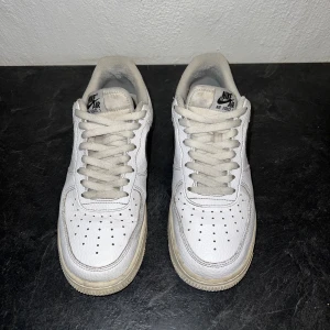Nike Air Force 1 - Säljer Nike Air Force 1 vita med svart swoosh. Bra och snygga skor. Storlek 41. Pris kan diskuteras vid snabb affär. 