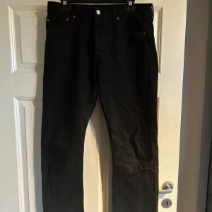 Svarta Levi's 501 jeans straight fit - Jag är 185cm 80kg