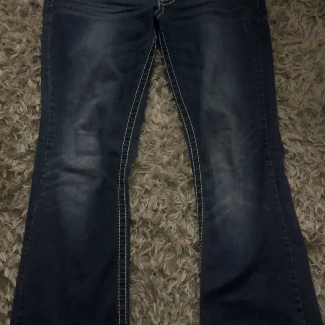 Blå bootcut jeans med broderade fickor miss me liknade  - 2