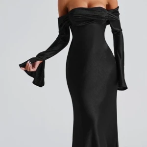 Svart offshoulder långklänning - Säljer nu denna fantastiska klänning som tyvärr är för stor för mig. En maxiklänning som jag endast har testat! 