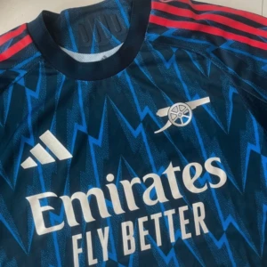 Arsenal fotbollströja - Arsenal bortamatch tröja 2025-26. Helt ny dock utan tag då det var en födelsedagspresent. 