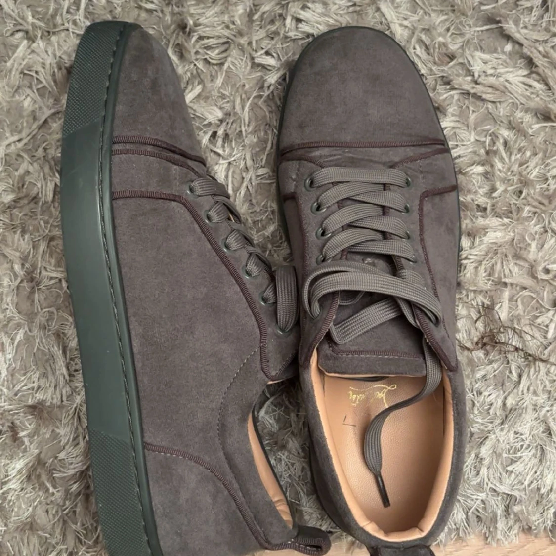 Grå mockasneakers från Christian Louboutin - 2