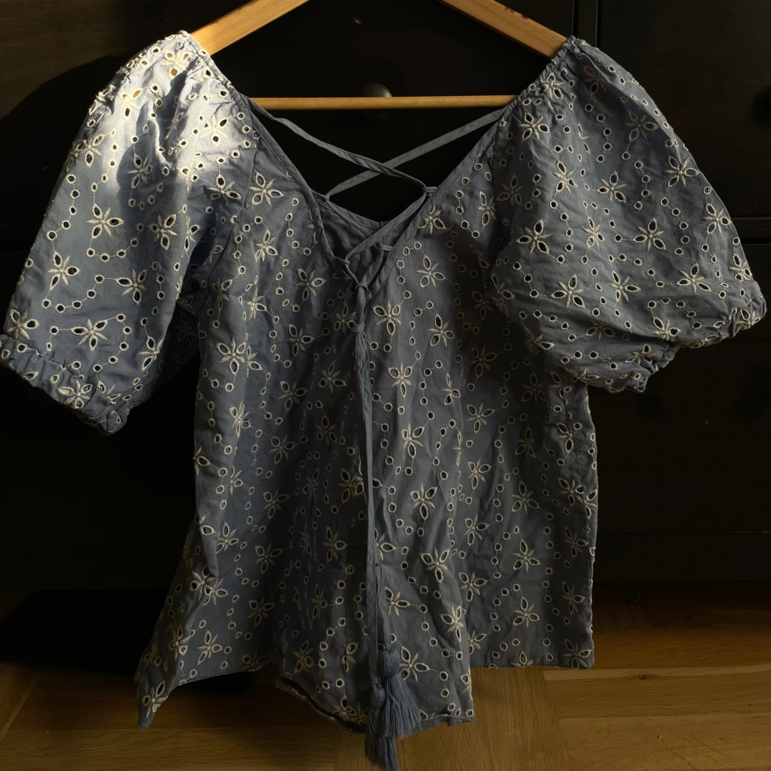 Blå broderad blus med snörning - 1