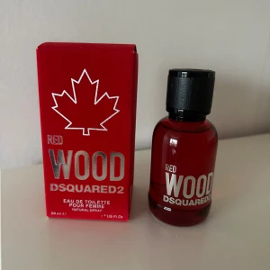 Red Wood DSQUARED2 50ml - Red Wood parfym från DSQUARED2. En Unisex parfym i en snygg röd flaska. Volym: 50 ml. Perfekt som present inför födelsedag, julafton eller till dig själv.