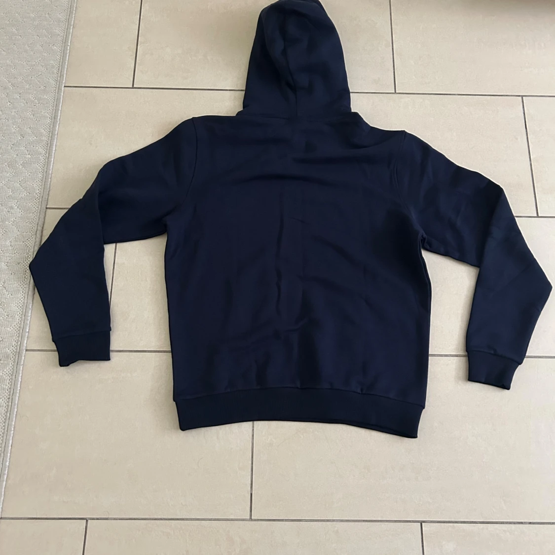 Mörkblå hoodie från Les Deux - 1