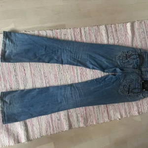 Lågmidjade Miss Me jeans - Säljer ett par skit snygga ljusblå jeans från Miss Me med snygg bootcut-modell och låg midjade. De har inga defekter förutom en knapp som saknas på byxettiketen där bak men det märks aldrig. Skriv om du har frågor eller vill ha mer bilder.🩷😊