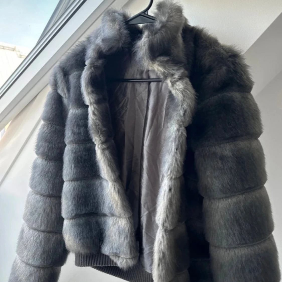 Grå pälsjacka med ribbade muddar - 1