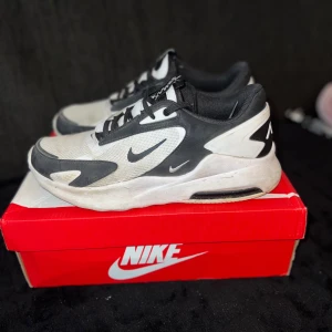 Nike Air Max sneakers svart/vit - Nike Air Max sneakers i svart och vitt med mesh- och syntetpaneler, tydlig AIR-dämpning i sulan och klassisk snörning. Snygg sportig look med kontrasterande detaljer och logga på hälen. Perfekta för dig som gillar streetwear och bekväma skor.