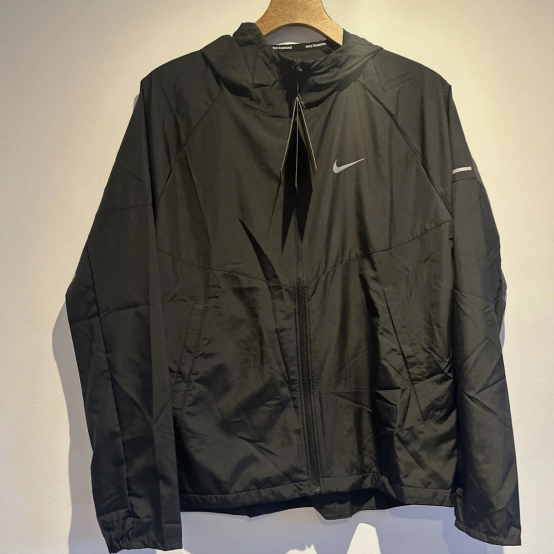 Svart vindjacka från Nike med huva