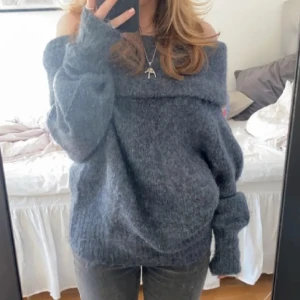 Stickad off shoulder tröja! - Lägger upp den här fina stickade off shoulder tröjan pågrund av att den inte kommer till användning. Tröjan är i nyskick och väldigt populär. Slutsåld på hemsidan💕pris kan diskuteras 