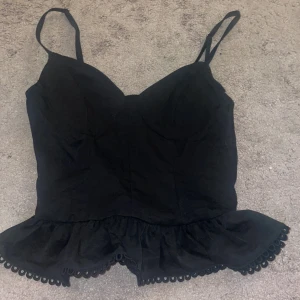 Svart linnetopp med volangkant - Supersöt svart linnetopp!!❣️ Linnet är från Shein och är i storlek xs. Buda gärna jag går med på nästan allt!