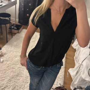 Svart blus - Super fin svart blus från Zara, jätte fin till vardags eller på middagar💗
