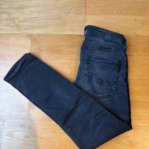 Les temps des Cerises jeans  - Säljer ett par svarta Les temps des Cerises jeans i bra skick! Jeansen är slim fit strl 30. 