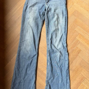 Blå bootcut jeans från Lee - Snygga ljusblå jeans från Lee som är bootcut i storlek W24 L33. Dessa är köpa på Karlaplan loppis och säljer för att de var lite för små för mig.  De är upprätta ner till vilket gör de ca 2-3 cm längre. Pris kan diskuteras och skriv för fler bilder eller frågor💘(de verkar vara väl andvända då tyget är lite ”tunnare” än i vanliga fall men de håller fortfarande en väldigt bra kvalitet)