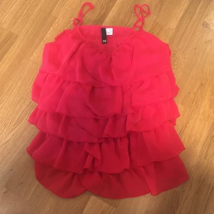 röd volang topp - jätte gullig topp från hm, liten i storlek