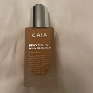 CAIA Dewy drops - Färgen 30N, endast testad en gång så färgen är för mörk för mig! Nypris 375kr