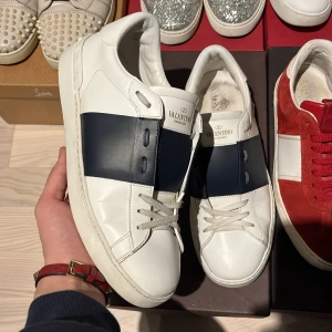 Valentino Opens - Hej! Säljer dessa i princip nya Valentino Open skorna. Pyttelite slipade och inga flaws direkt. Storlek: 41. Tillbehör: skorna, box, 2st dustbags och kuvert med kort. Mycket fina skor och kostar 7500kr+ nya! Skriv vid minsta intresse av köp! Vill inte ha brevvänner eller hjärndöda skambudare. Mvh DC 🔹