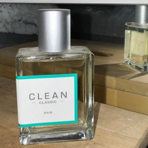 Clean Classic Rain EdP 60 ml - Vegansk Eau de Parfum med fräsch och vitaliserande känsla. Doftnoter av daggig melon, narciss, vattenmynta, näckros, prästkrage, violblad, mysk och trä. Aquatic Floral-doftfamilj. Volym: 60 ml. Endast testad. 