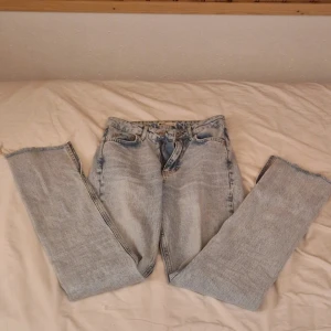 Raka jeans gina tricot - Raka jeans med liten slits på insidan, något slitna längst ner