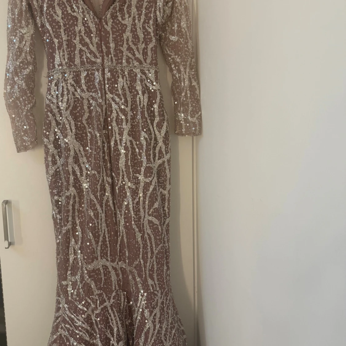 Glittrig långklänning med paljetter - 1