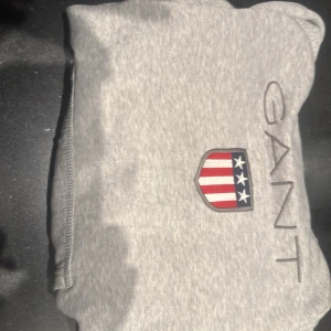 Gant hoodies  - Jag har 2 st väldigt fina hoodies en marinblå och en grå, den marinblåa har zip och den gråa har inte en zip. Storleken på dessa är 158/164       13/14 år.         Priset kan vi diskutera i dm.