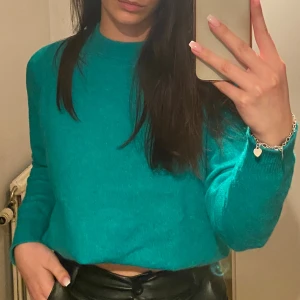 Super fin tröja - Säljer en enkel och snygg turkos/grön tröja. Inte super tjock så funkar bra till de flesta årstiderna!