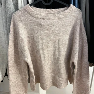Beige stickad tröja - Mysig beige stickad tröja, aldrig använt 