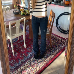 Mörkblå bootcut jeans - Säljer dessa mörkblå jeans från ltb. Säljer pågrund av de är för stora. De har några färgfläckar men det syns inte så mycket när man har på sig de. Storleken är 26/34. Kontakta för fler bilder.❤️❤️