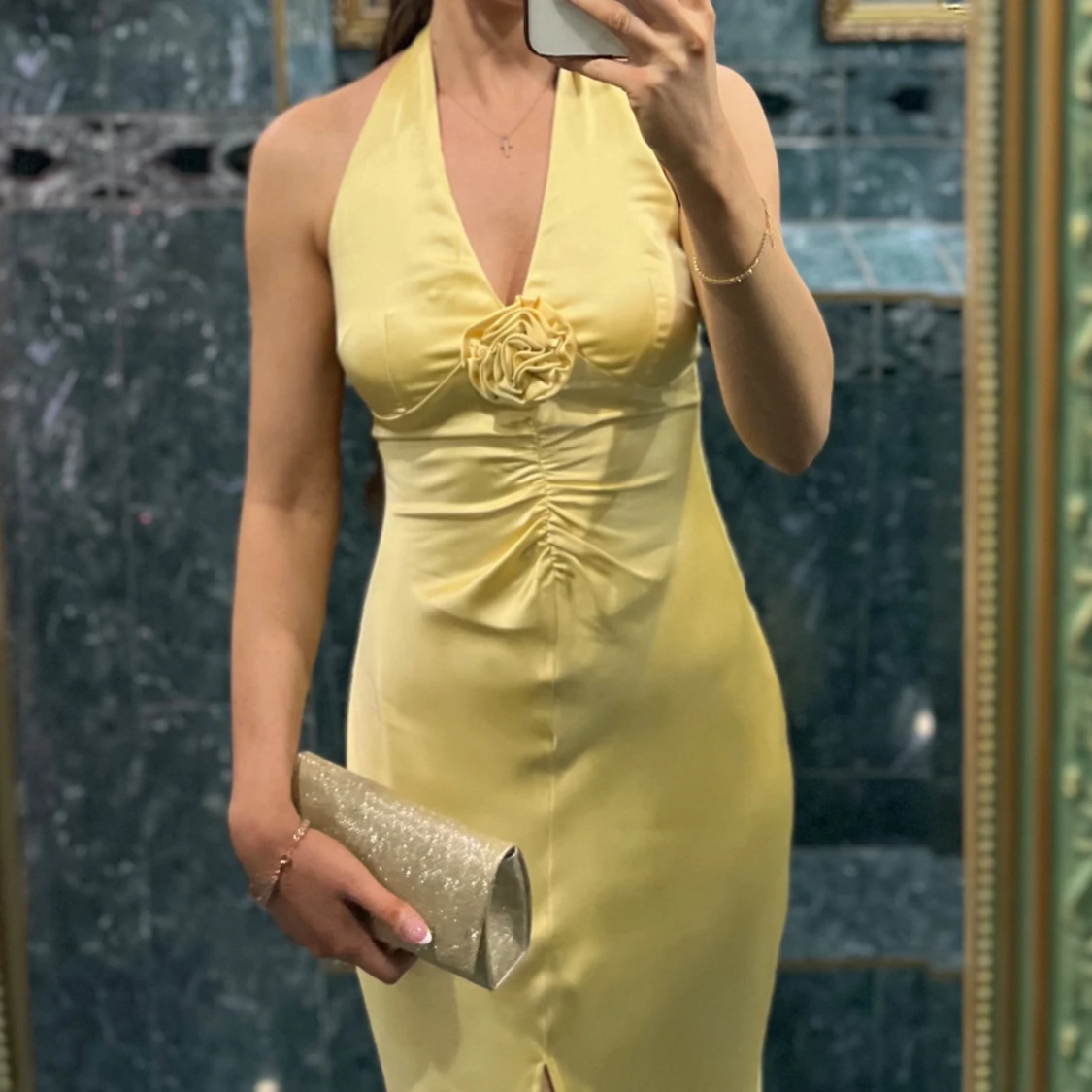 Ljusgul långklänning i satin - 1