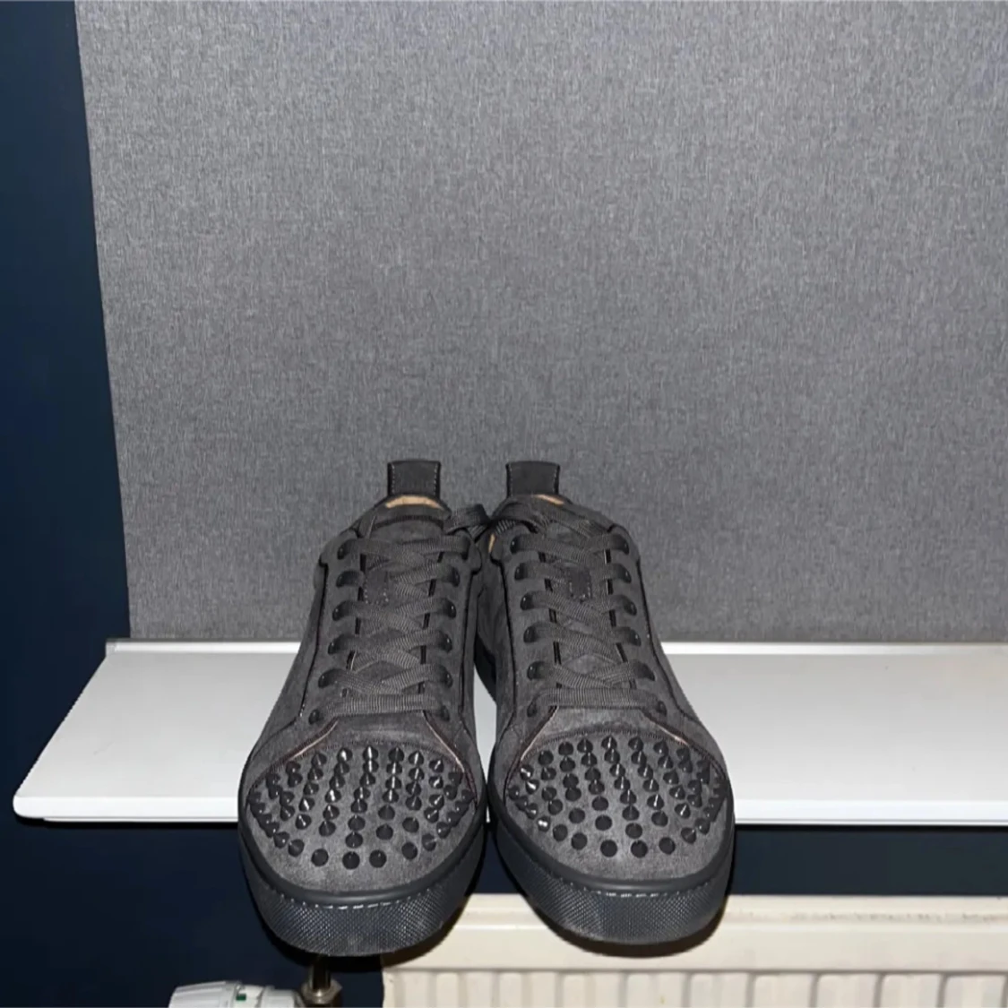 Grå mockasneakers med nitar - 1