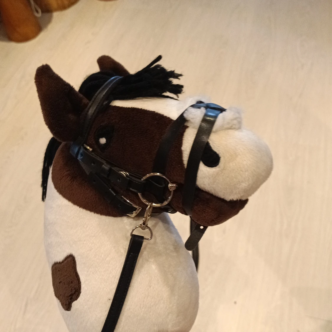 Säljer min käpphäst som inte kommer till användning längre.Ganska ny från Hööks,har bara varit använd 3 till 4 gånger. Tränset följer också med😄 nypriset var 530 för allt - 4