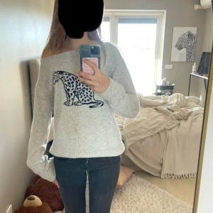 Stickad leopard tröja - Grå stickad offshoulder tröja från subdued med en leopard på💗 Helt slutsåld och väldigt eftetraktad❣️ Original priset är 690💞 Den har tyvärr en liten fläck på men jag har lämnat in den för att få bort den💗Kontakta gärna om ni har några frågor!🥰 