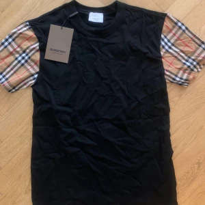 Svart Burberry t-shirt - Fet svart Burberry t-shirt, storlek S. Nyskick.