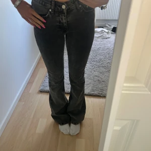 Mörk grå jeans från gina - Säljer dessa snygga jeans eftersom de inte kommer till användning, använda 1 gång. Pris kan diskuteras 💗