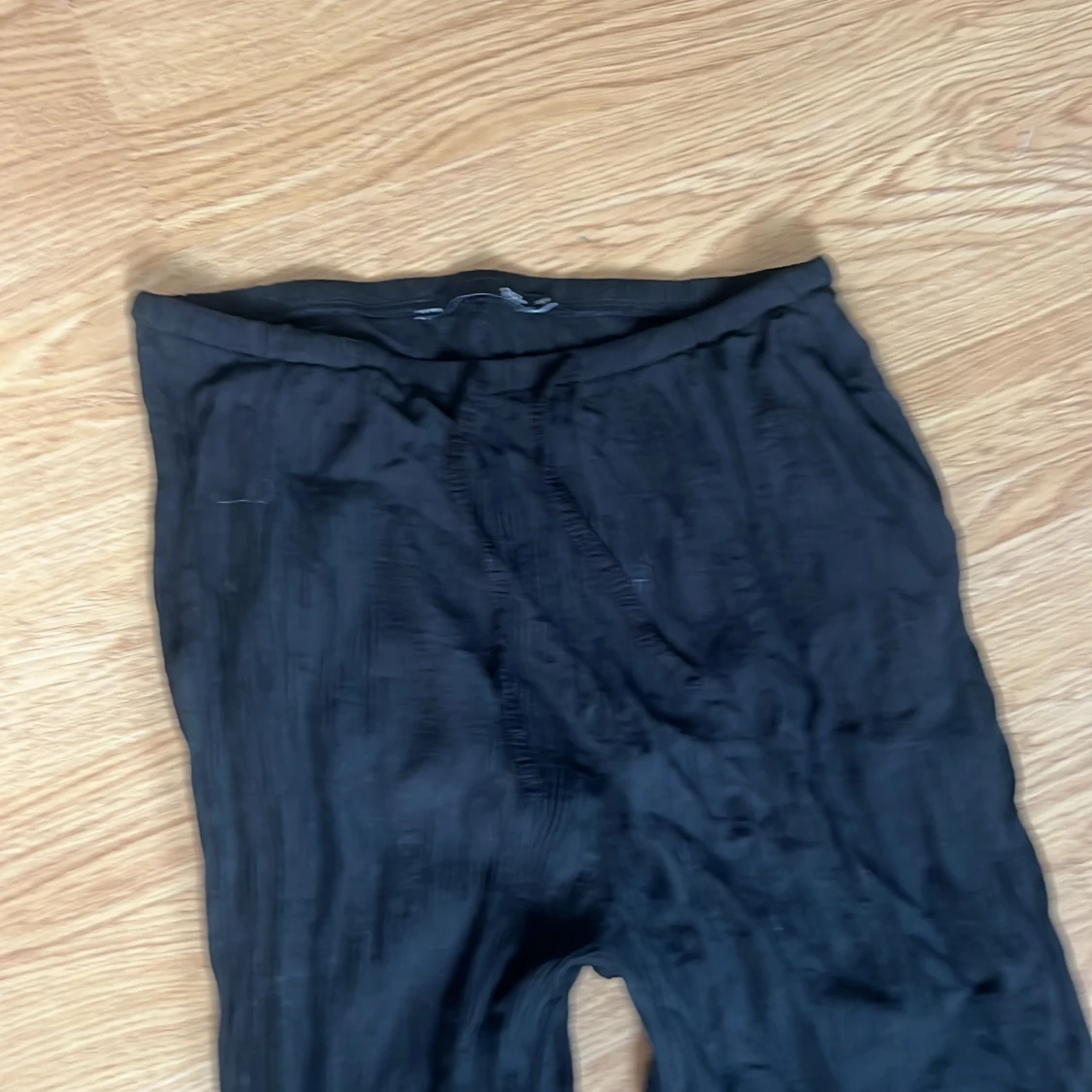 Svarta vida byxor i crinkle-tyg - 1