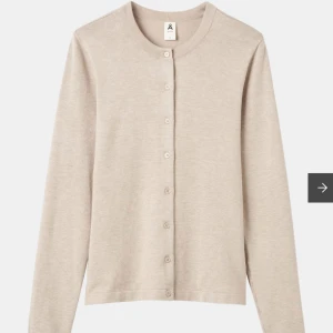 Beige kofta från Åhléns - Säljer denna fina beiga koftan/tröjan från Åhlens, i storlek S.