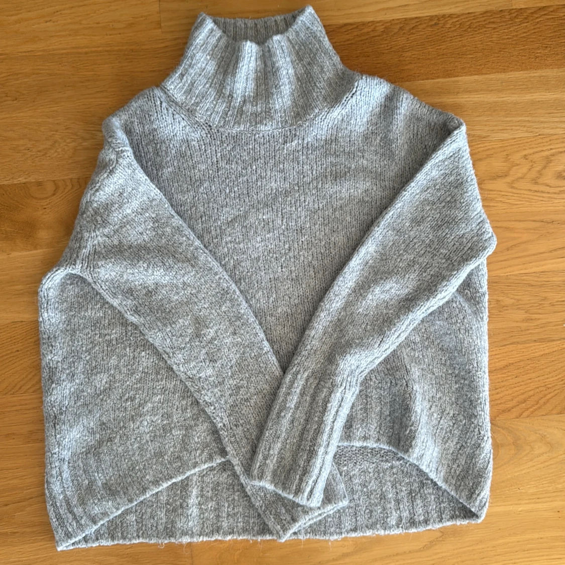 Grå polotröja i stickad ull - 1