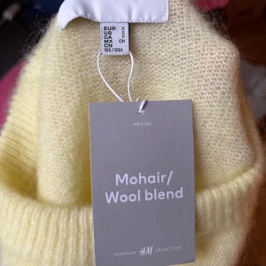 Ljusgul stickad tröja i mohair  - Ljusgul stickad tröja i mohair från H&M. Tröjan är ny med prislapp kvar, slutsåld på hemsidan. 