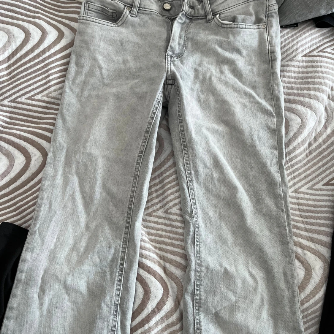 Grå jeans från ONLY, flared ben