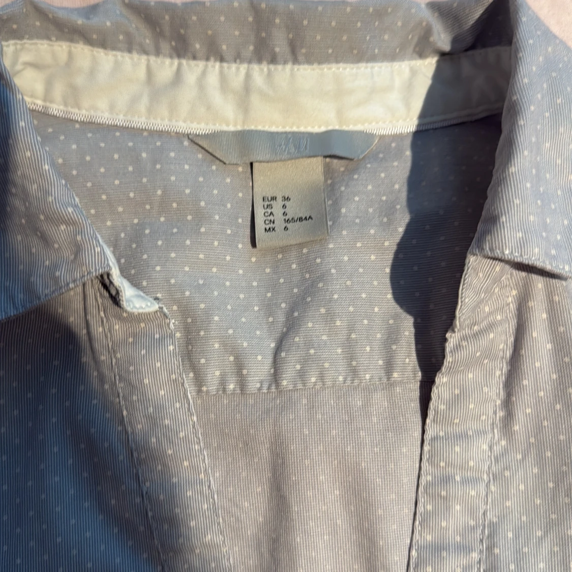 Gråprickig figurskydd skjorta från H&M, strl 36 - 1