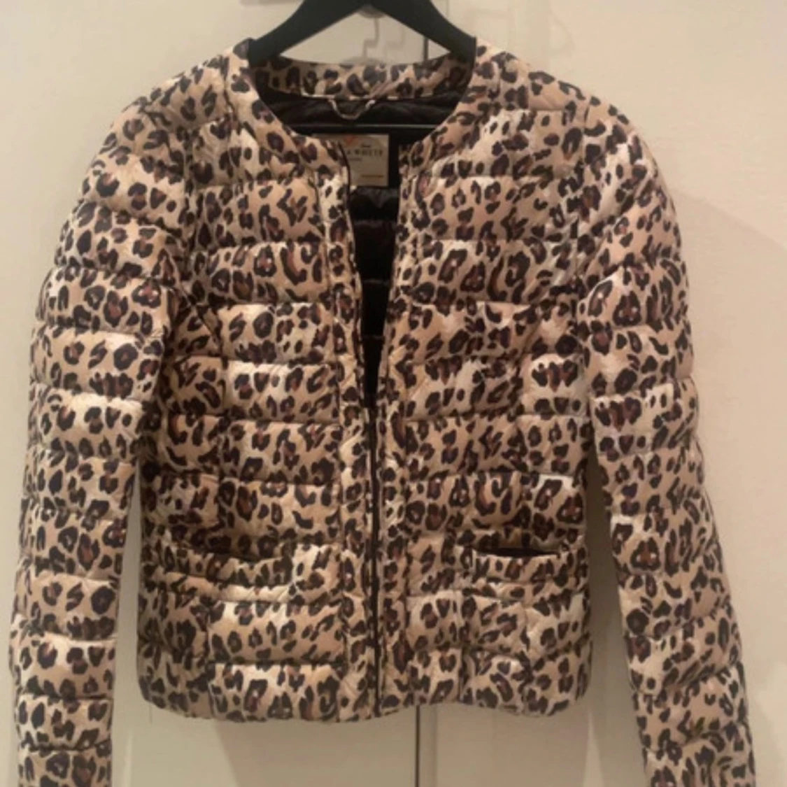 Leopardmönstrad pufferjacka