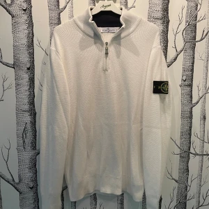 Stone Island Half Zip - Säljer nu min nästan helt nya Stone Island half zip (ÄKTA). Som ni ser är det även stickat material på den vilket verkligen är snyggt! Kvitto finns såklart. Dm vid frågor!