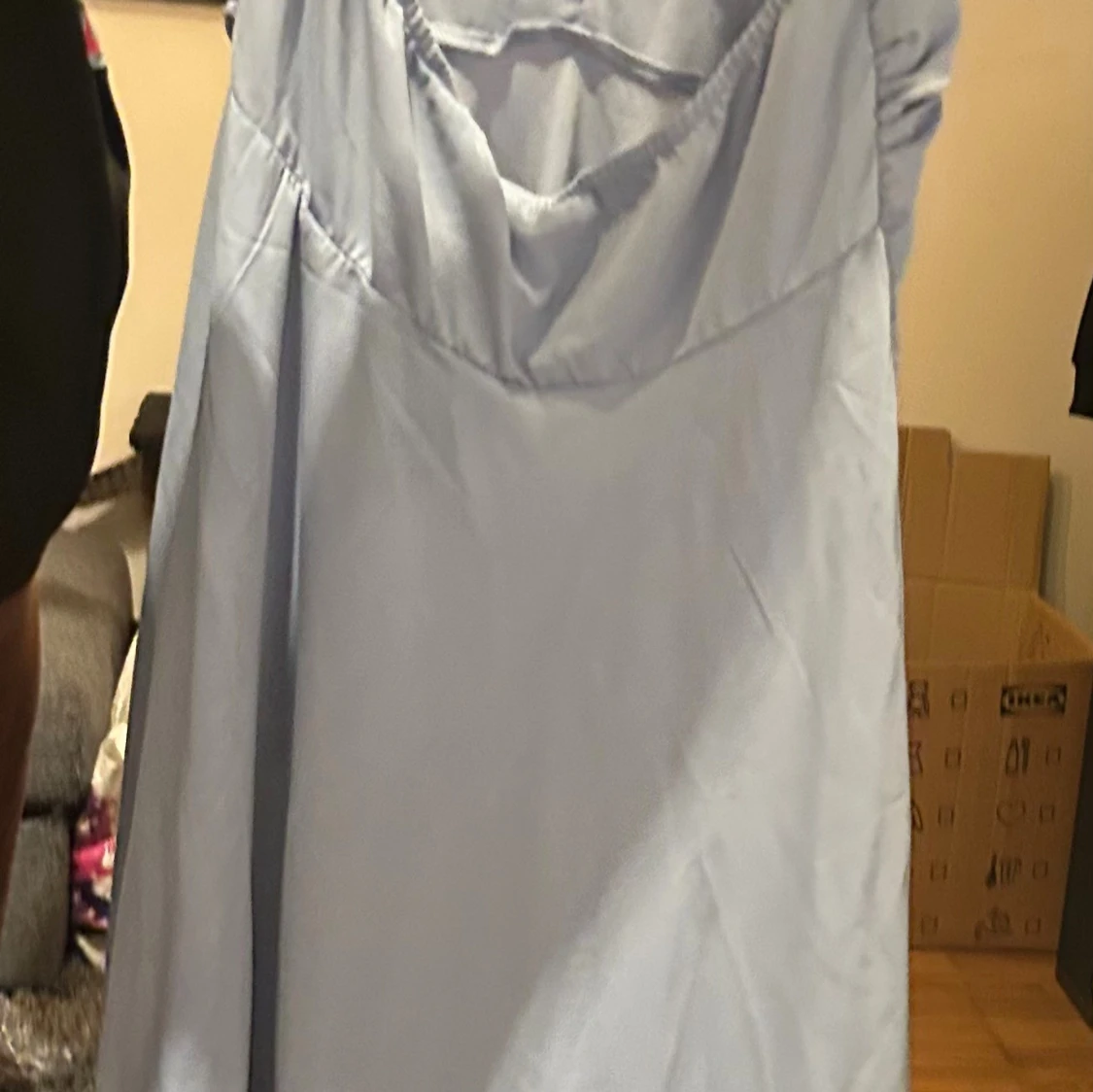 Blå klänning med öppen rugg  - 2