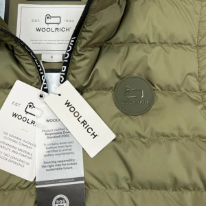 Woolrich down vest - – Condition: 10/10 - brand new with tags  – Retail price: 4500 + SEK  The model is 185 cm tall