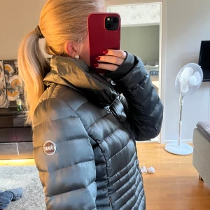 COLMAR JACKA - Säljer nu denna jätte fina vinter jacka den är i storlek 44 passar mig som bär S💗 Den är mörk grå/grön i färgen tveka inte på att höra av er vid frågor💗